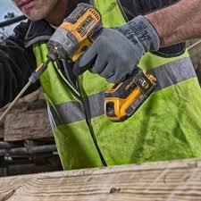 מברגת אימפקט ללא פחמים DCF887P2 כולל 2 סוללות 5AH דיוולט