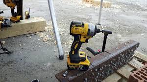 מברגת אימפקט ללא פחמים DCF887P2 כולל 2 סוללות 5AH דיוולט