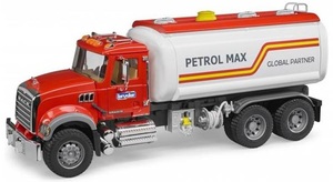 מכלית דלק MACK עם צינור משפריץ