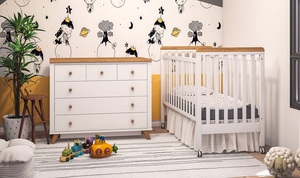 חדר תינוק סידני עם שידה רחבה בעיצוב נקי עם נגיעות דמוי עץ אלון (טריקה שקטה)