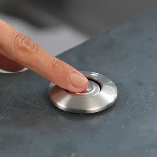 טוחן אשפה CLEESINK PR750BO-1 משתלב בעיצוב המטבח המודרני, מוסיף תחושת ניקיון ויעילות עם פעולתו השקטה.