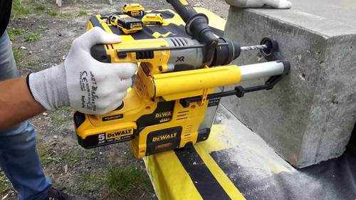פטישון 18V ללא פחמים+התקן שאיבה DCH275P2 תוצרת DeWALT