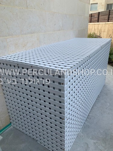 התקנת מסתור העשוי מסבכת PVC לבנה עם חורים קטנים