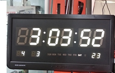 שעוני לד חשמליים בלבן