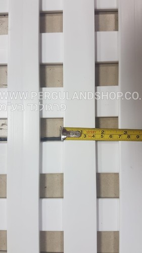 פרגולת אלומיניום שלדה אפורה או קרם בשילוב הצללת PVC לבנה מוגן UV עם אופציה להגנה בפני גשם ( בתשלום )