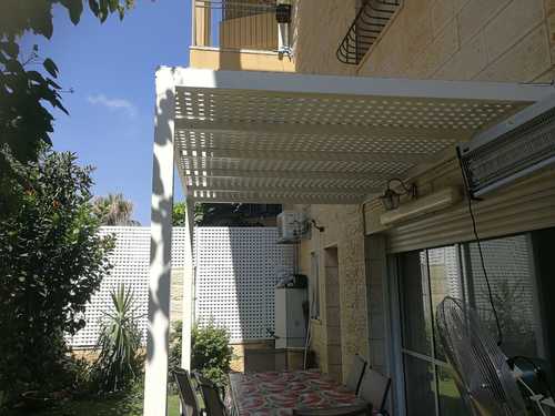 פרגולת אלומיניום שלדה אפורה או קרם בשילוב הצללת PVC לבנה מוגן UV עם אופציה להגנה בפני גשם ( בתשלום )