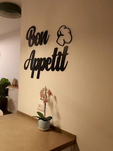 שלט למטבח Bon Appetit הכולל כובע שף - עשוי עץ שחור יוקרתי 