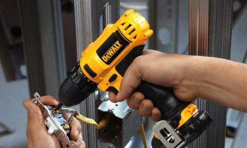 סט 10.8V אימפקט ומקדחה DCK211C2 תוצרת DEWALT