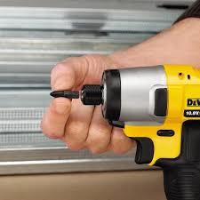 סט 10.8V אימפקט ומקדחה DCK211C2 תוצרת DEWALT