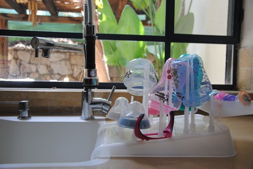 מתקן לייבוש בקבוקי תינוק ואביזרים עם ניקוז מים לכיור + מברשת ניקוי בקבוקים מתנה