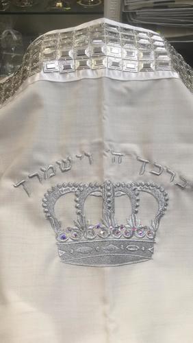 טלית צמר עם ריקמת כתר משובץ וכן עטרה ציפוי כסף 5 שורות דגם 09888