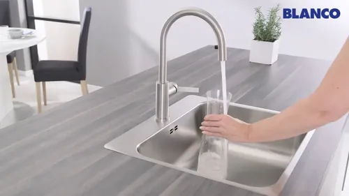 ברז מטבח BLANCO קנדור S נירוסטה מותקן על שיש מודרני, עם זרוע נשלפת לנוחות מקסימלית. דגם 523121.