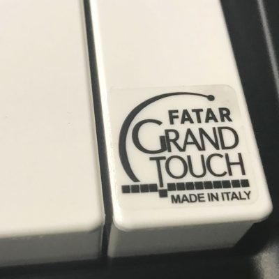 פסנתר כנף בייבי GP-1100 מסדרת CONCERT עם מקלדת FATAR בצבע לבן מבית Pearl River