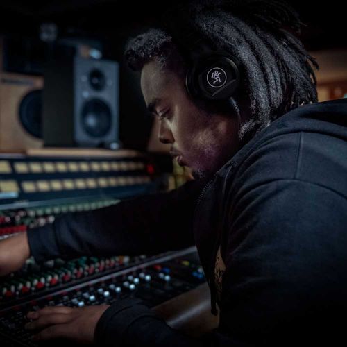 זוית נוספת Mackie MC-350 Professional Closed-Back Studio Headphones