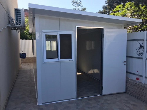 מחסן פנל מבודד עם דלת סטנלי וחלונות