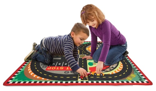 משטח פעילות מצויר + 4 דמויות משחק - מכוניות מרוץ