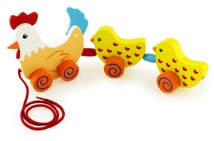 משחק משיכה לעידוד זחילה - תרנגול וזוג אפרוחים מעץ