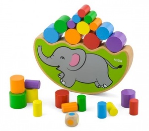 משחק איזון גלילים על פיל מעץ מלא