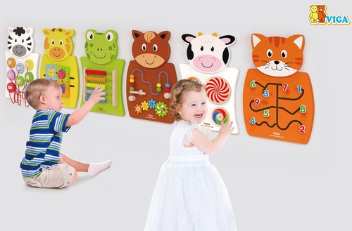 לוח פעילות מעץ לתליה על הקיר - סוס מבוך חרוזים וגלגלי שיניים