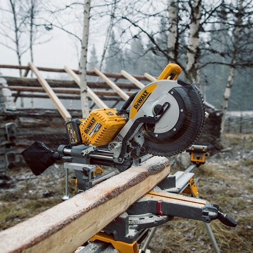 מסור פנדל DEWALT DHS780T2A בצבע צהוב-שחור אופייני למותג, עם להב 305 מ