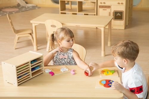 12 פאזלים מעץ לפעוטות במתקן אחסון