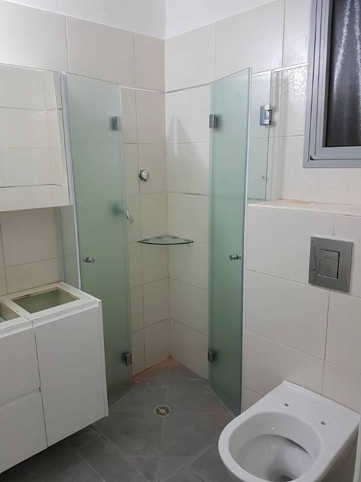 מקלחון פינתי צירים  8 מ"מ מתקפל הרמוניקה -מומלץ במקלחות קטנטת ושבצמוד יש אסלה מצד אחד וארון אמבטיה מצידו השני.