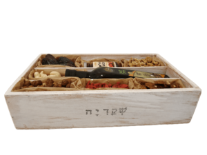 מארז פירות יבשים באריזת עץ