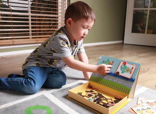 מארז יצירה במגנטים 57 חלקים, 8 כרטיסיות ומארקר מחיק - כלי רכב