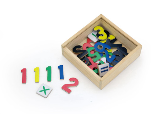 מספרים וסימני חשבון מגנטיים מעץ בקופסה (37 חלקים) (ויגה)