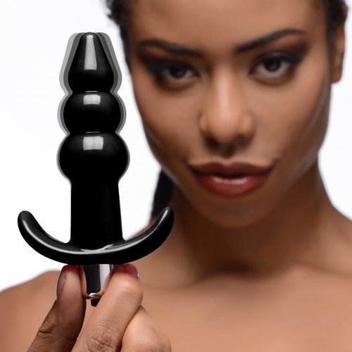 פלאג אנאלי כדורי רוטט צבע שחור XR Brands - Ribbed Vibrating Butt Plug - Black
