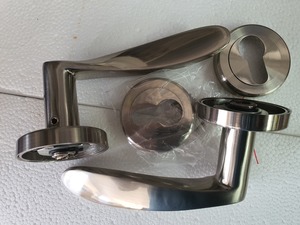 ידית לדלת כניסה צילינדר דגם YALE בולוניה
