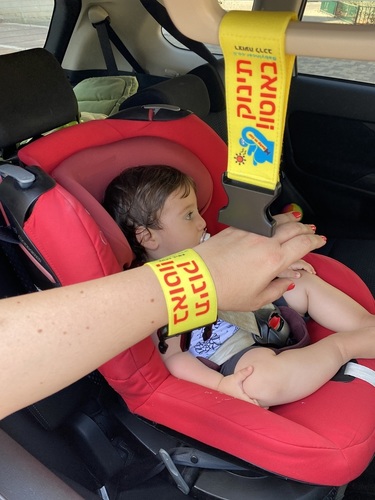 צמיד אזהרה למניעת שכחת תינוק/ילד ברכב