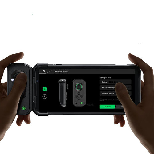 בקר שליטה Black Shark Gamepad 3 מבט מלמעלה, יד מחזיקה את הבקר