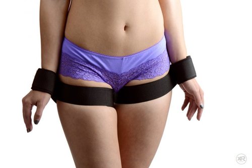 ערכת אזיקים ידיים לריסון הירך XR Brands - Take Me Thigh Cuff Restraint System - Black