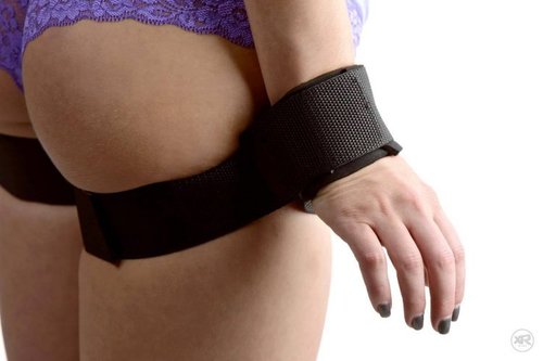 ערכת אזיקים ידיים לריסון הירך XR Brands - Take Me Thigh Cuff Restraint System - Black