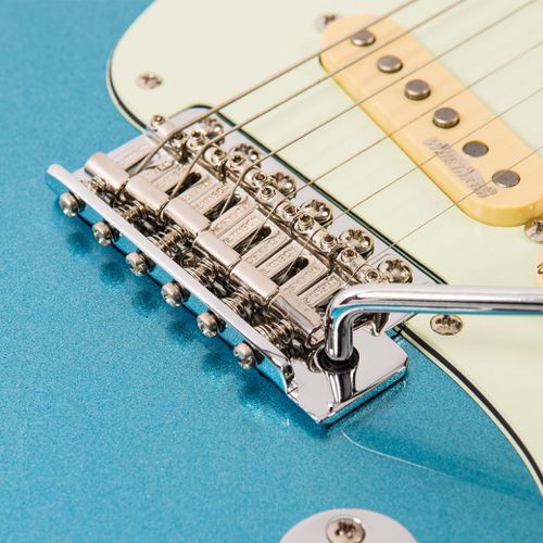 זוית נוספת Vintage V6 Reissued Electric Guitar ~ Candy Apple Blue