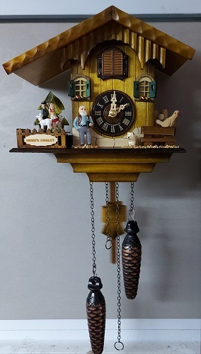 שעון קוקייה עם מיניאטורות נעות