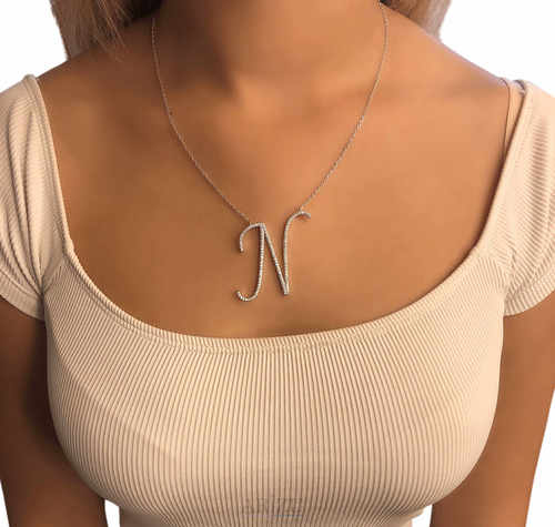 N דוגמנית