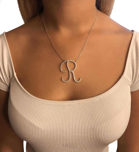 R דוגמנית