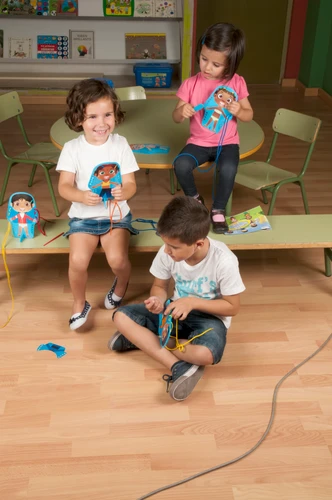 משחק שרוכים ילדים בעולם