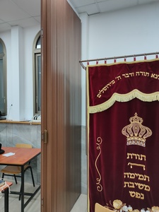 מחיצה מתקפלת לחלוקת חלל בבית מדרש בירושלים