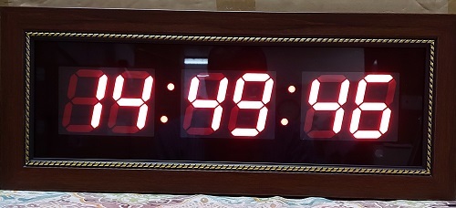 שעון לד חשמלי עם עץ