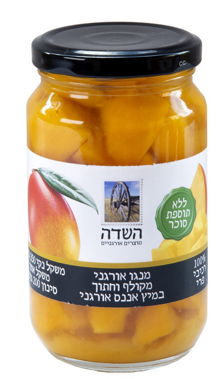 מנגו אורגני מקולף וחתוך במיץ אורגני