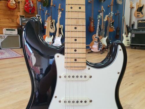 גיטרה חשמלית Squier Standard Stratocaster