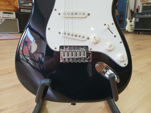 גיטרה חשמלית Squier Standard Stratocaster