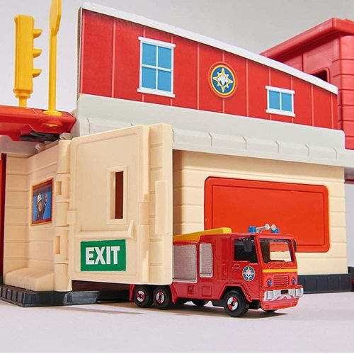 תחנת כיבוי אש דו קומתית עם מנחת על הגג ומסוק וולבי ממתכת