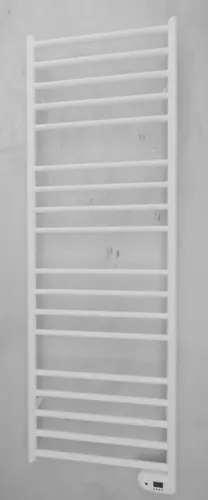 פיזור חום אחיד בצינורות מחמם מגבות Delonghi יוניק ר-58 ג-128 לבן.