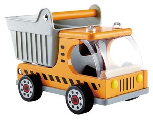 משאית עץ עם תא ניתן להרמה