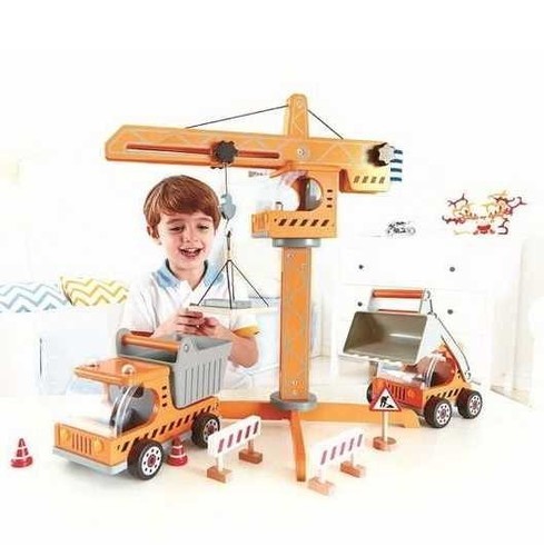 ילד משחק במנוף הרמה מעץ של חברת HAPE