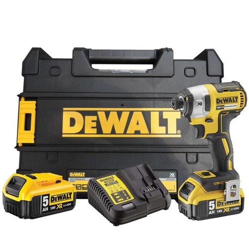 מברגת אימפקט נטענת DEWALT DCF887P2 18V XR - גוף צהוב שחור עם תפסן 1/4 אינץ', שתי סוללות 5 אמפר ומטען, לעבודות הברגה בעץ ובמתכת